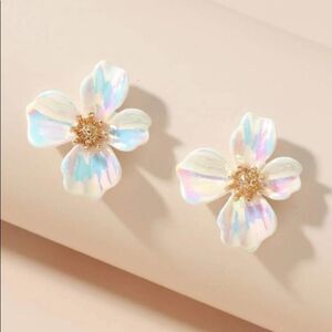 𝅺Iridescent Flower Stud Earrings